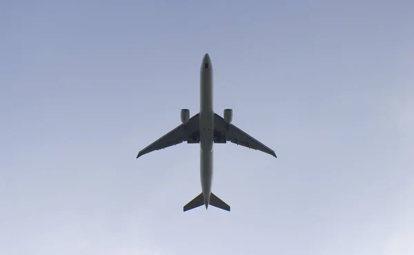 Ein Flugzeug Das Tagsüber Hoch Den Blauen Himmel Fliegt — Stockfoto