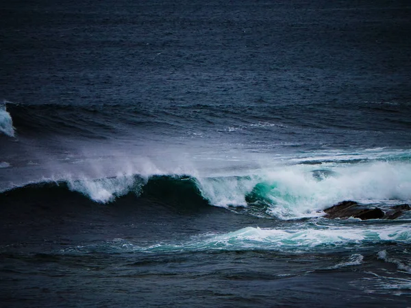 Kıyı Deniz Bulutlu Bir Günde — Stok fotoğraf