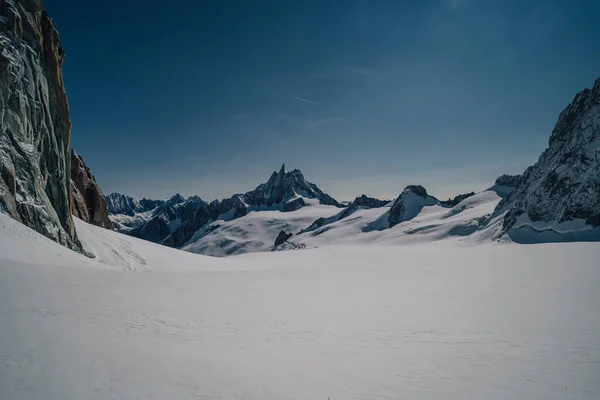 Wysoki Alpejski Śnieg Pokryty Górskim Krajobrazem Szczelinami Śniegiem Skalną Ścianą — Zdjęcie stockowe