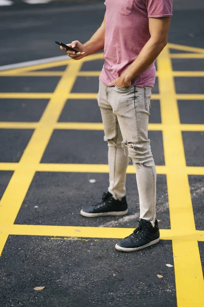 Tiro Vertical Jovem Caucasiano Vestindo Uma Camiseta Rosa Mensagens Texto — Fotografia de Stock