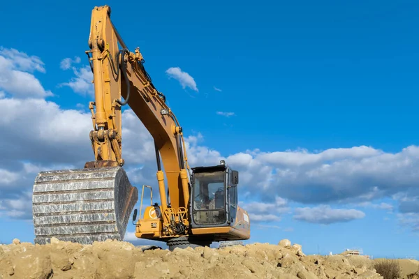Nagy Sárga Kotrógép Dolgozik Építési Területen Mozgó Föld — Stock Fotó