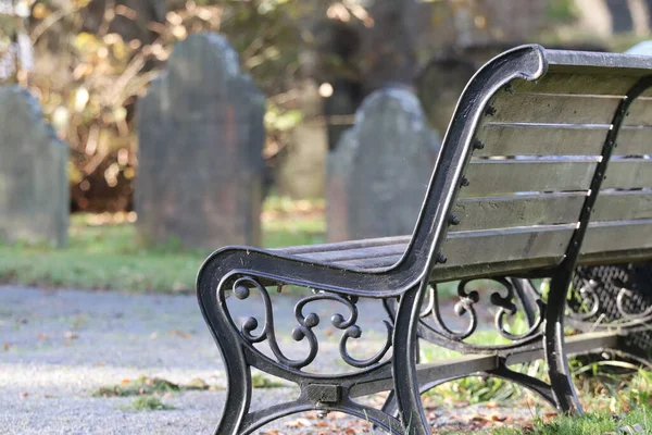 ドイツのハリファックスの墓地にある空のベンチと古い墓石 — ストック写真