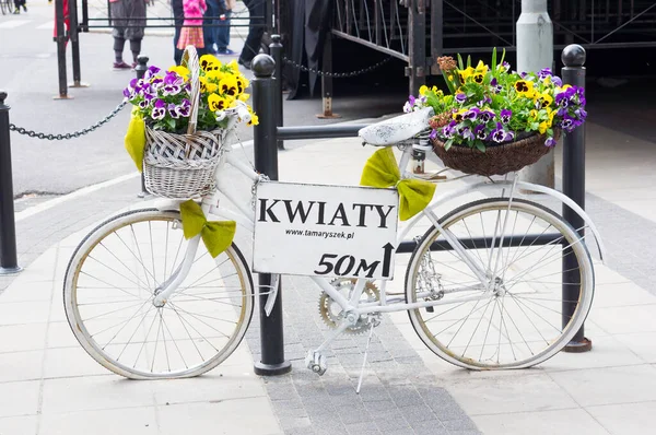 Poznan Polonia Septiembre 2016 Una Bicicleta Blanca Pintada Con Candado — Foto de Stock