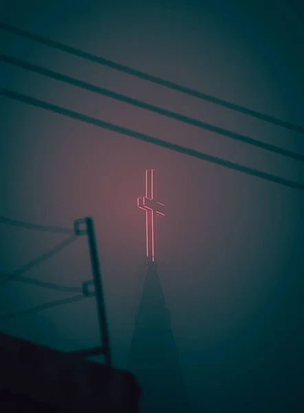 在一个雾蒙蒙的夜晚 红色的十字架在一座古老的教堂建筑之上 — 图库照片