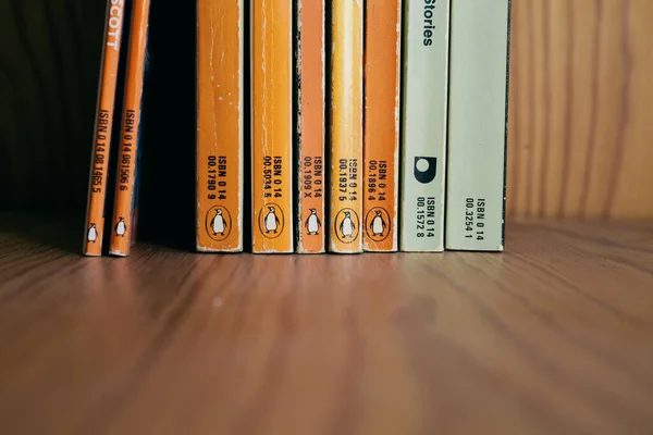 Collection Old Penguin Books Wooden Shelf Vintage Penguin Books Bookstore — Stock Photo, Image