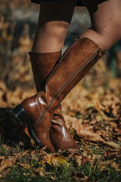 Sonbahar Yaprakları Üzerinde Yürürken Kahverengi Şık Çizmeler Giyen Bir Kadın — Stok fotoğraf