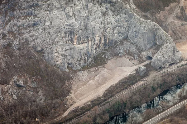 狭い岩の峡谷を通過暗い川とセルビアのシチェヴォ渓谷の空中ビュー — ストック写真