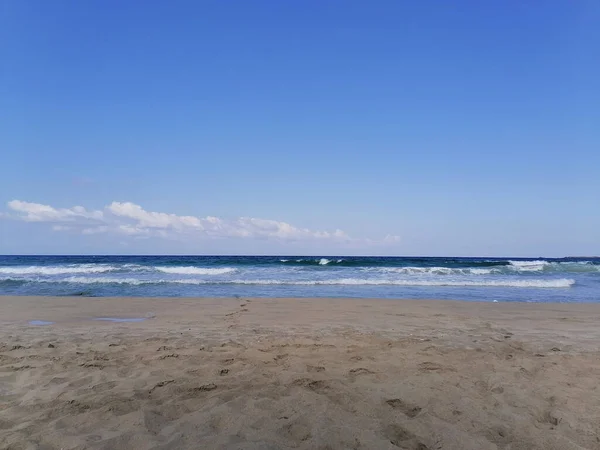 Una Vista Paesaggistica Onde Sulla Spiaggia Sabbia — Foto Stock