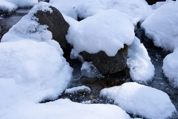Крупним Планом Камені Річці Вкриті Снігом Лісі — стокове фото