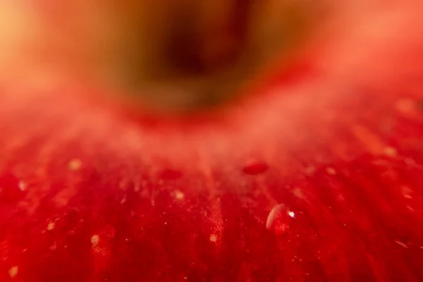 Detailní Záběr Mokrého Červeného Jablka Umytí — Stock fotografie