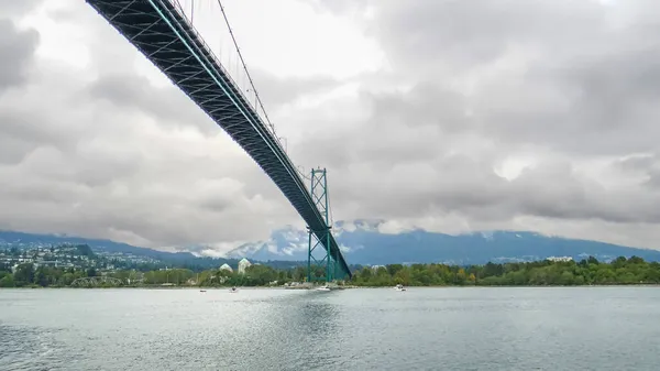 Tiro Ângulo Baixo Lions Gate Bridge Vancouver Canadá — Fotografia de Stock