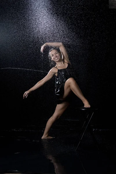 Eine Sexy Tänzerin Mit Nassen Haaren Trägt Ein Schwarzes Kleid — Stockfoto
