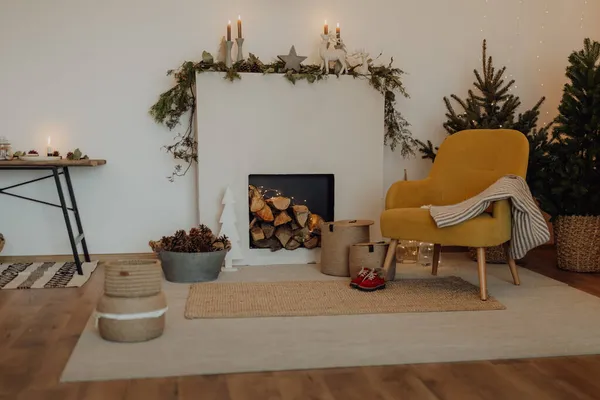 Hermoso Interior Una Chimenea Junto Navidad —  Fotos de Stock