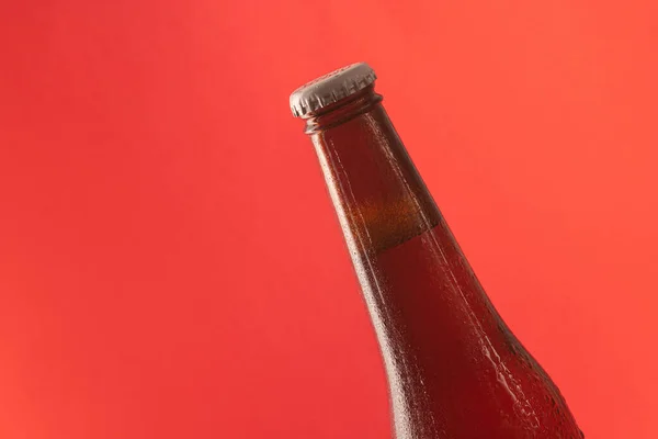 Een Close Van Bierfles Een Rode Achtergrond — Stockfoto