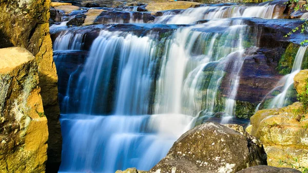 Ein Schöner Blick Auf Einen Fluss Fließt Über Felsen — Stockfoto