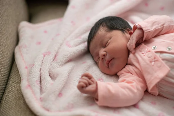 Ένα Χαριτωμένο Ισπανόφωνο Κοριτσάκι Που Κοιμάται Μια Άσπρη Και Ροζ — Φωτογραφία Αρχείου