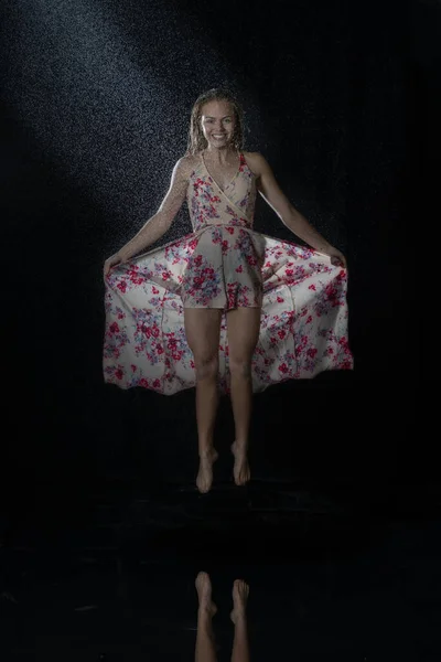 Μια Σέξι Γυναίκα Ξανθά Μακριά Μαλλιά Που Φοράει Λουλουδάτο Φόρεμα — Φωτογραφία Αρχείου