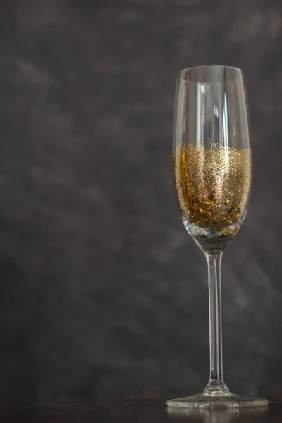 Primo Piano Verticale Bicchiere Champagne Con Polvere Oro — Foto Stock