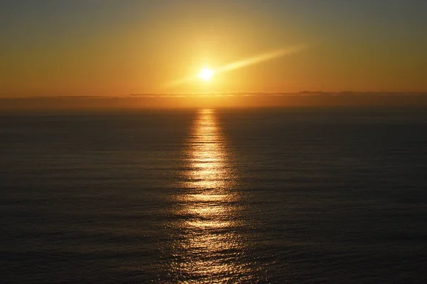 美しい夕日の間の明るい日差しの下での海の風景 — ストック写真