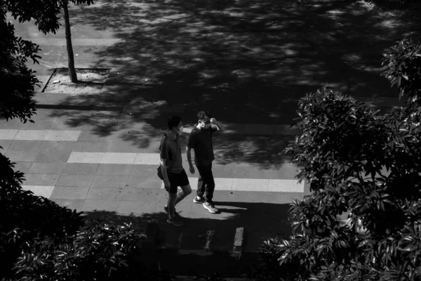 Μια Γραφική Ασπρόμαυρη Φωτογραφία Ανθρώπων Που Διασχίζουν Δρόμο Στην Πλατεία — Φωτογραφία Αρχείου