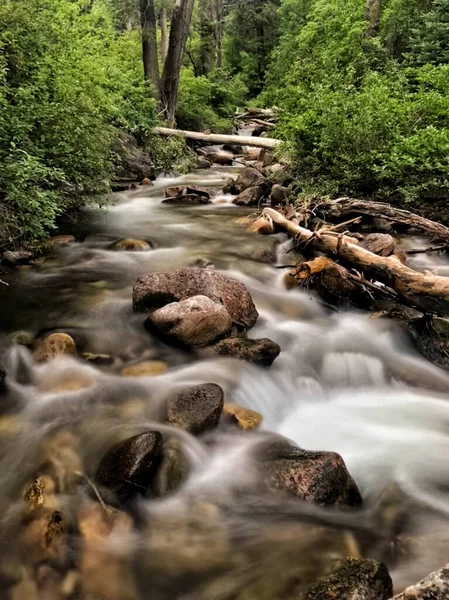 Una Hermosa Vista Del Río Rocoso Que Fluye Rodeado Verdes — Foto de Stock
