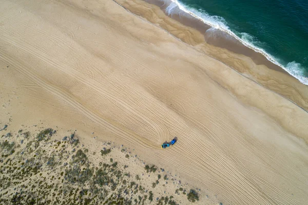 Una Vista Aérea Del Mar Ondulado Golpeando Playa Arena Costa — Foto de Stock