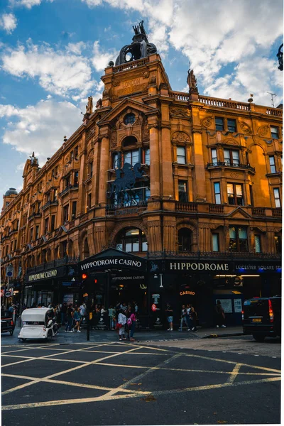 ロンドン イギリス 2021年9月1日 ロンドンのレスター広場にあるヒッポドロームカジノの垂直ショット — ストック写真