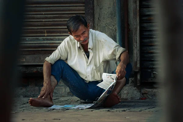 Delhi Indien Okt 2020 Ein Barfüßiger Mann Schmutziger Kleidung Sitzt — Stockfoto