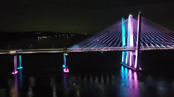 晚上俯瞰这座桥的城市 — 图库视频影像