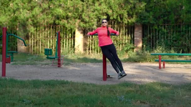 Filmagens Uma Jovem Fazendo Exercícios Parque Filmagem De Bancos De Imagens Sem Royalties