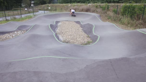 Skateboarder Fazendo Truque Parque Skate — Vídeo de Stock