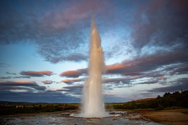 アイスランド南西部 ヨーロッパでのストロックル ゲイサー間欠泉の噴火の風景 — ストック写真