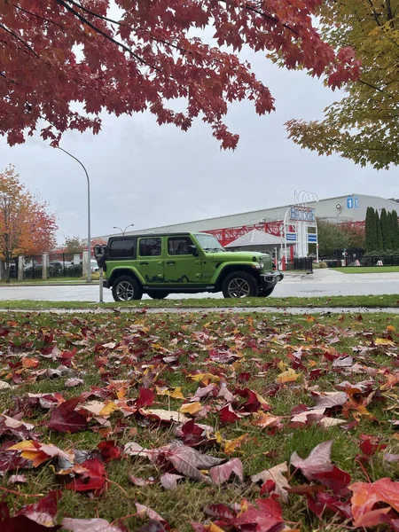 Burnaby Canada Oct 2021 Plan Vertical Une Jeep Verte Derrière — Photo