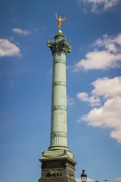 在乌云密布的蓝天下的历史上七月柱的垂直面 — 图库照片