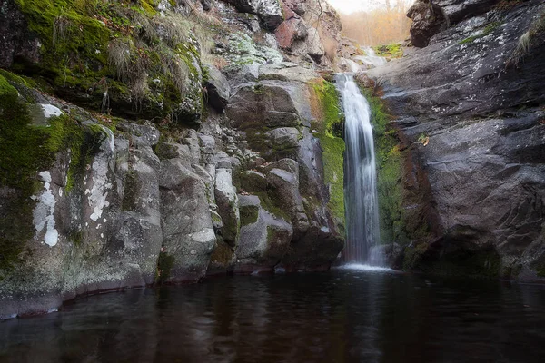 Uma Bela Vista Uma Cachoeira Que Flui Sobre Montanha Velha — Fotografia de Stock