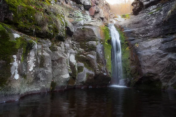 Una Hermosa Vista Una Cascada Que Fluye Sobre Vieja Montaña — Foto de Stock