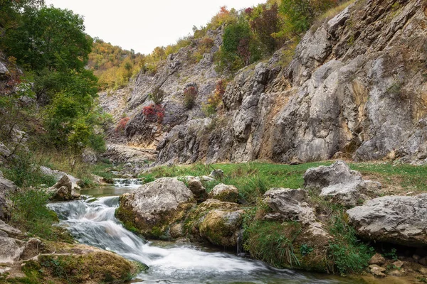 Sırbistan Pirot Kenti Yakınlarındaki Kayalık Kanyon Boyunca Uzanan Kıvrımlı Dağ — Stok fotoğraf
