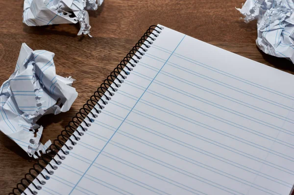 Foto Horizontal Cuaderno Abierto Una Mesa Madera Con Bolas Papel — Foto de Stock