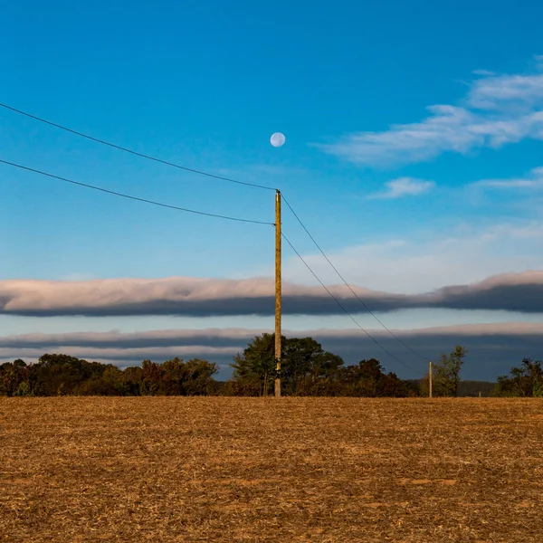 Piękny Widok Pole Błękitne Niebo Dramatycznymi Chmurami Księżycem Oświetlonym Przez — Zdjęcie stockowe