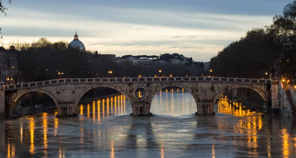 Una Bella Scena Ponte Sull Acqua Riflettente Con Alberi Cupola — Foto Stock