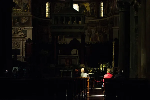 Uma Igreja Escura Pessoas Orando Sob Sunlgiht — Fotografia de Stock