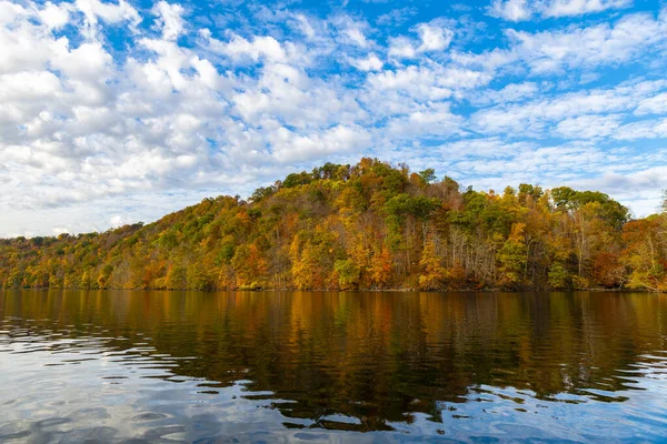 Klidné Jezero Proti Zamračené Obloze Podzim Západní Virginii — Stock fotografie