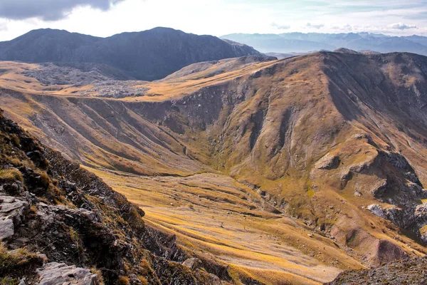 Eine Wunderschöne Landschaft Felsiger Berge Mit Moos Bedeckt Unter Einem — Stockfoto