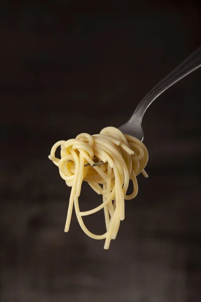 Primo Piano Verticale Alcuni Vermicelli Una Forchetta Fondo Scuro — Foto Stock