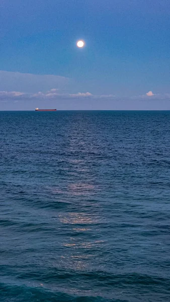 Eine Vertikale Aufnahme Einer Wunderschönen Meereslandschaft — Stockfoto