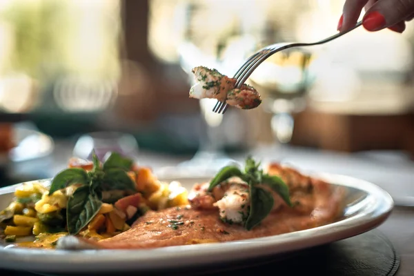 鮭の切り身と野菜とスパイスのエビ — ストック写真