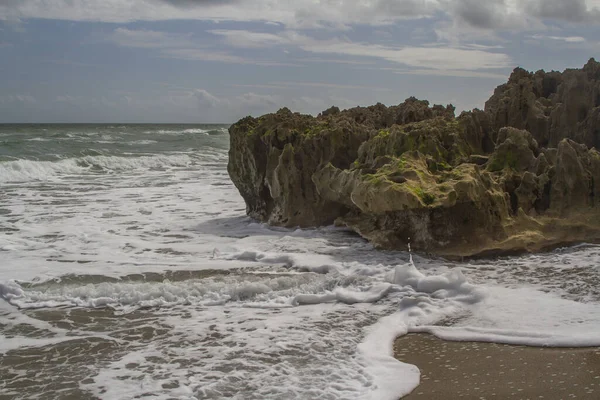 Utsikten Över Klipporna Stranden Med Havet Bakgrunden — Stockfoto