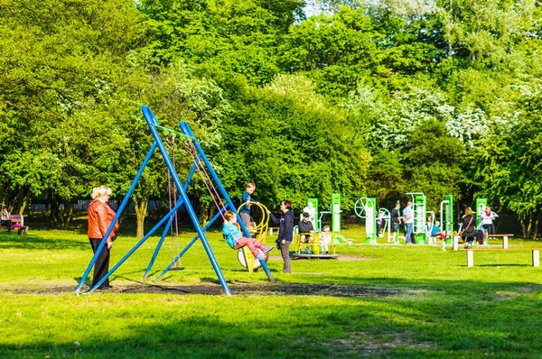 Poznan Polonia Mayo 2014 Parque Infantil Con Adultos Niños Parque — Foto de Stock