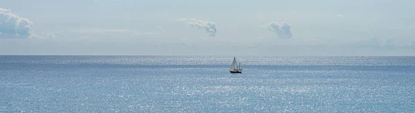 여름날 바다를 항해하는 — 스톡 사진