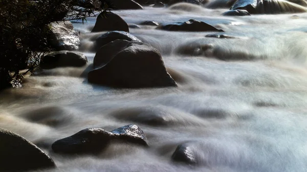 一条河的美丽景色流淌在巨大的岩石上 — 图库照片